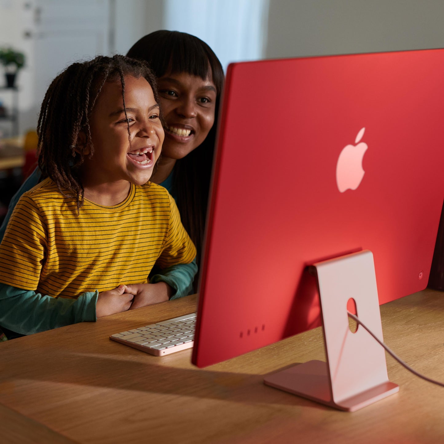 24-inch iMac with Retina 4.5K display: Apple M3 chip with 8?core CPU and 10?core GPU, 256GB SSD - Green